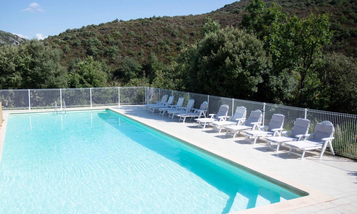 La Liviniere House | Pleasant little house with shared swimming pool