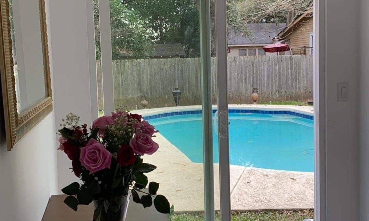 Broadmoor House | Pleasant, quiet studio by the gardens with in-ground pool access