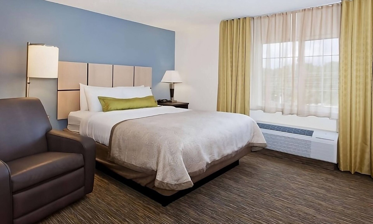 Wichita Resort | Pleasant Stay! 2 Sleek Units, Kitchen, Parking, Pets Allowed Near Sunset Park!