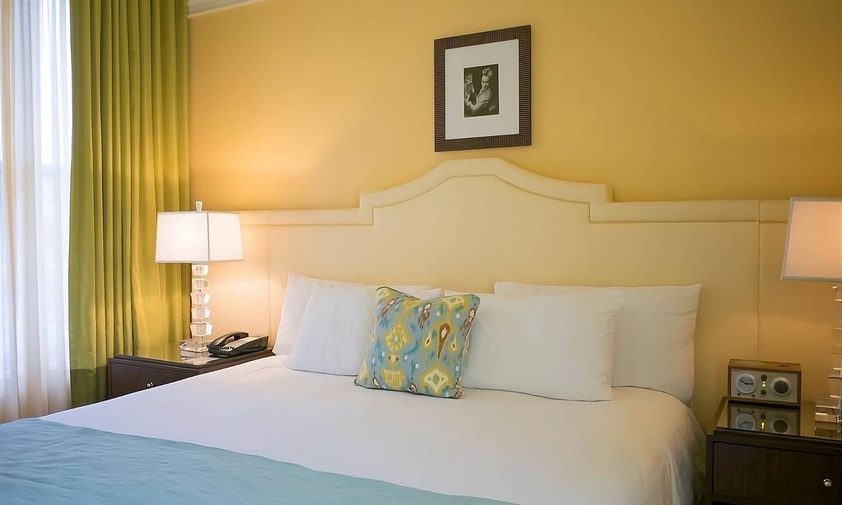 Goose Hollow Hotel | Pleasant Stay! 3 Comfortable Units | Pop- Up Cinema!