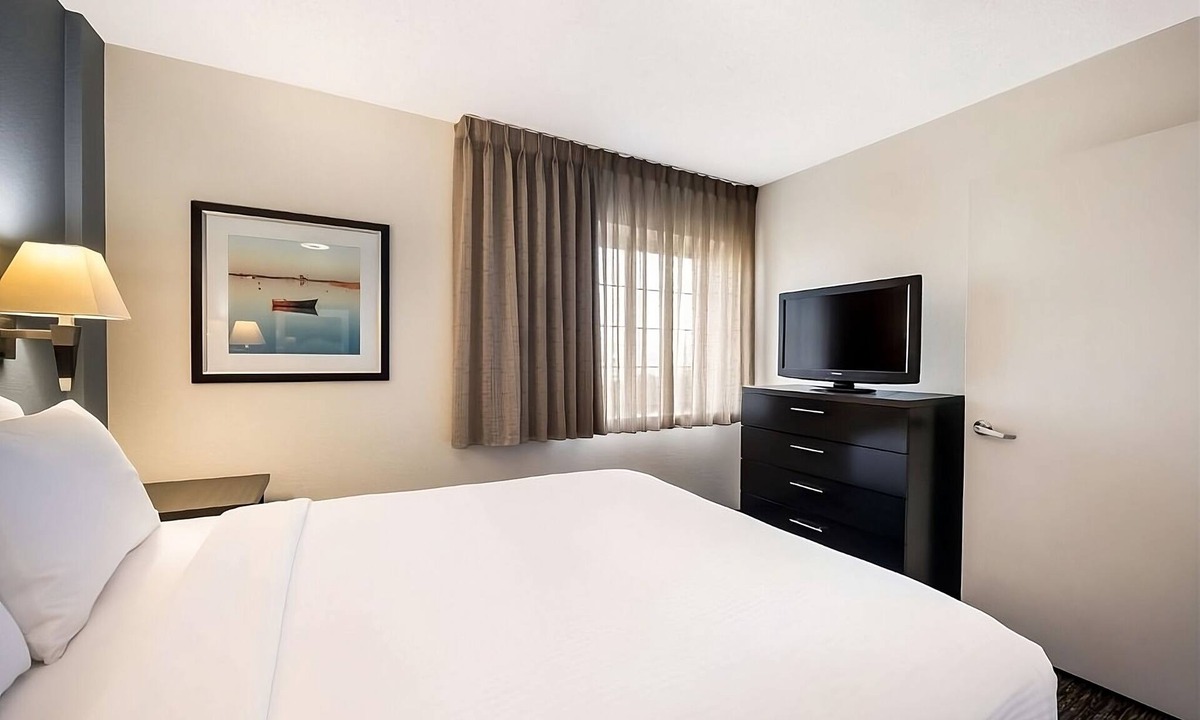 Warrenville Hotel | Pleasant Stay, Convenient Location! 2 Great Units, Minutes from Cantigny Park