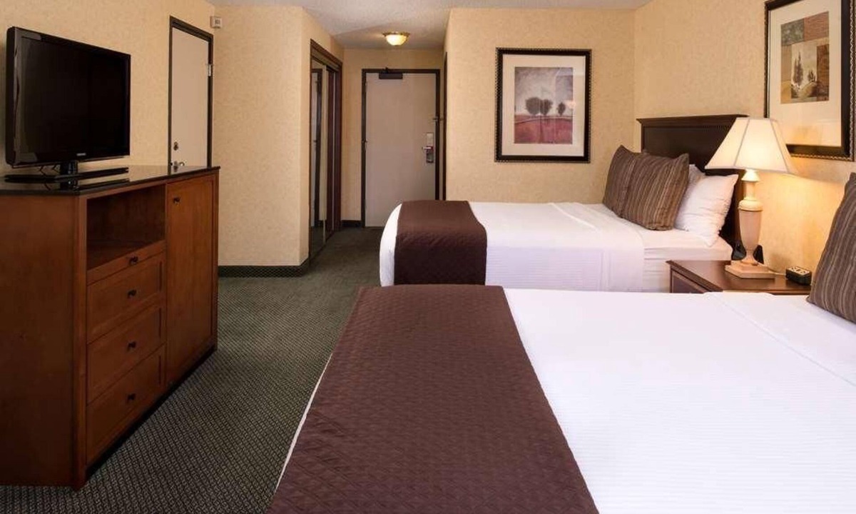 Tri-Cities Hotel | Pleasant Stay, Convenient Location! Upscale Unit Near Attractions, Pool, Parking