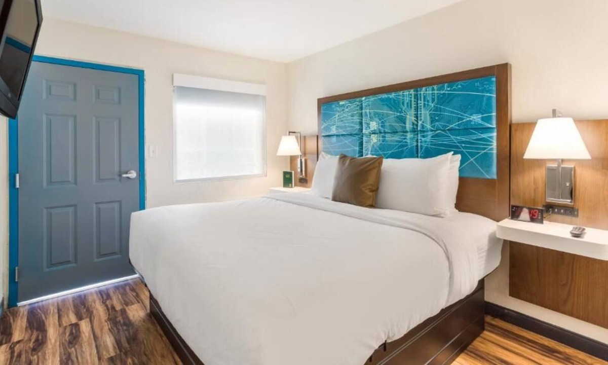 Merry Oaks House | Pleasant Stay, Convenient Location! 2 Great Units, Pool, Easy Downtown Access