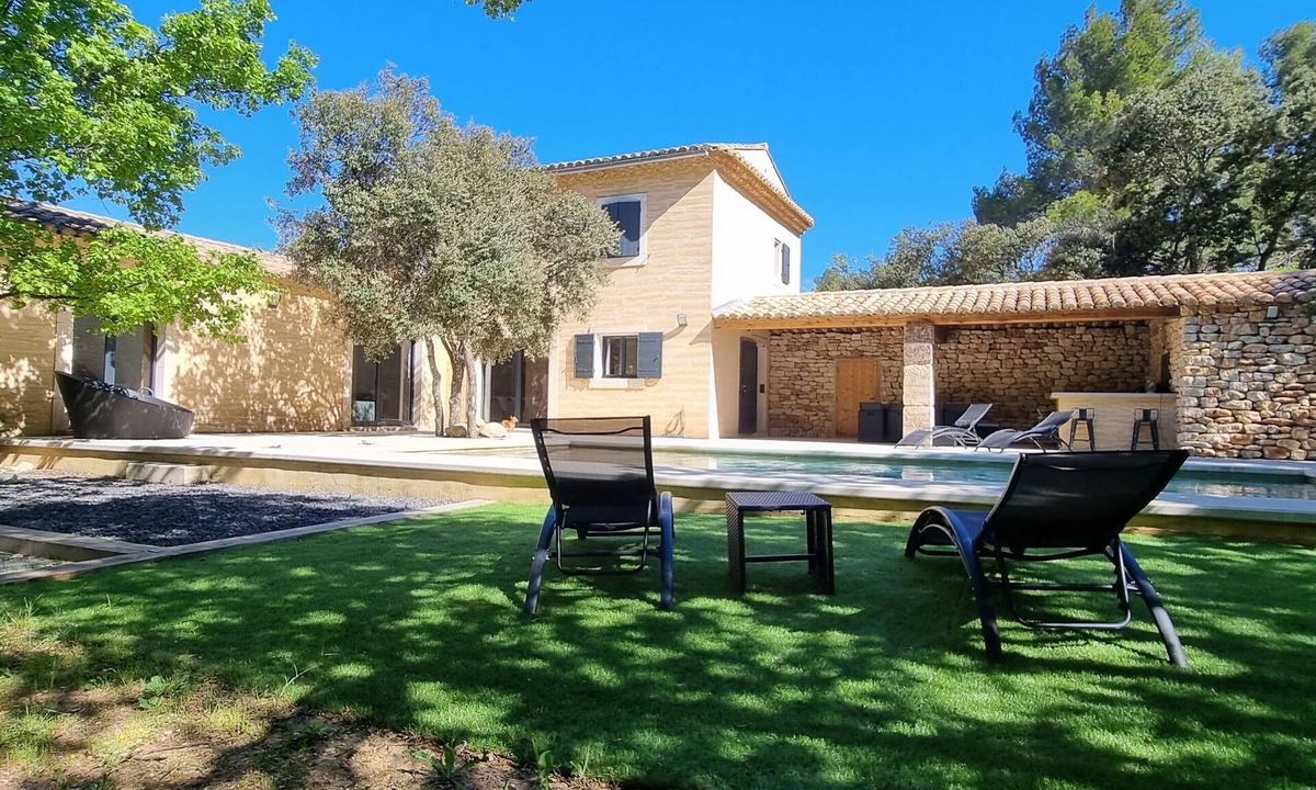 Menerbes House | Pleasant vacation home with heated pool