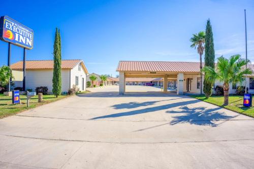 Pleasanton Hotel | Pleasanton Executive Inn By OYO