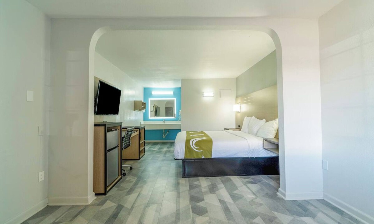 Pleasanton Hotel | Pleasanton Stay | 1 Unit | Near Oaklawn Rd