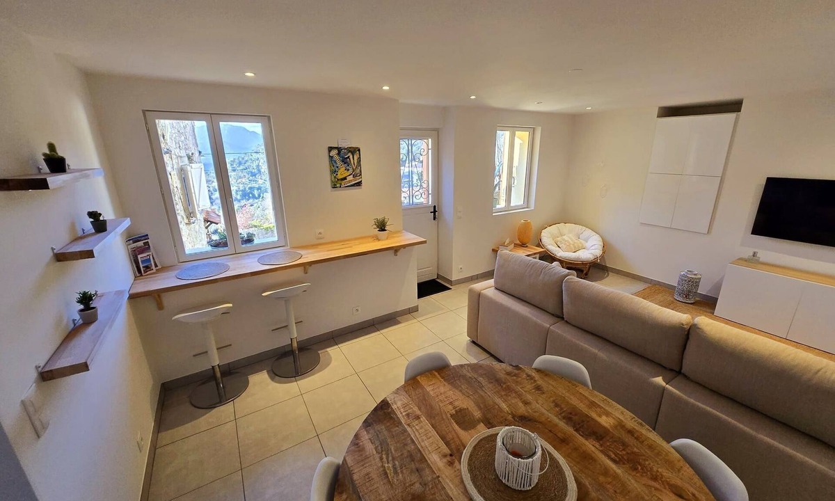 Aspremont Apartment | Pleasures between sea and mountains