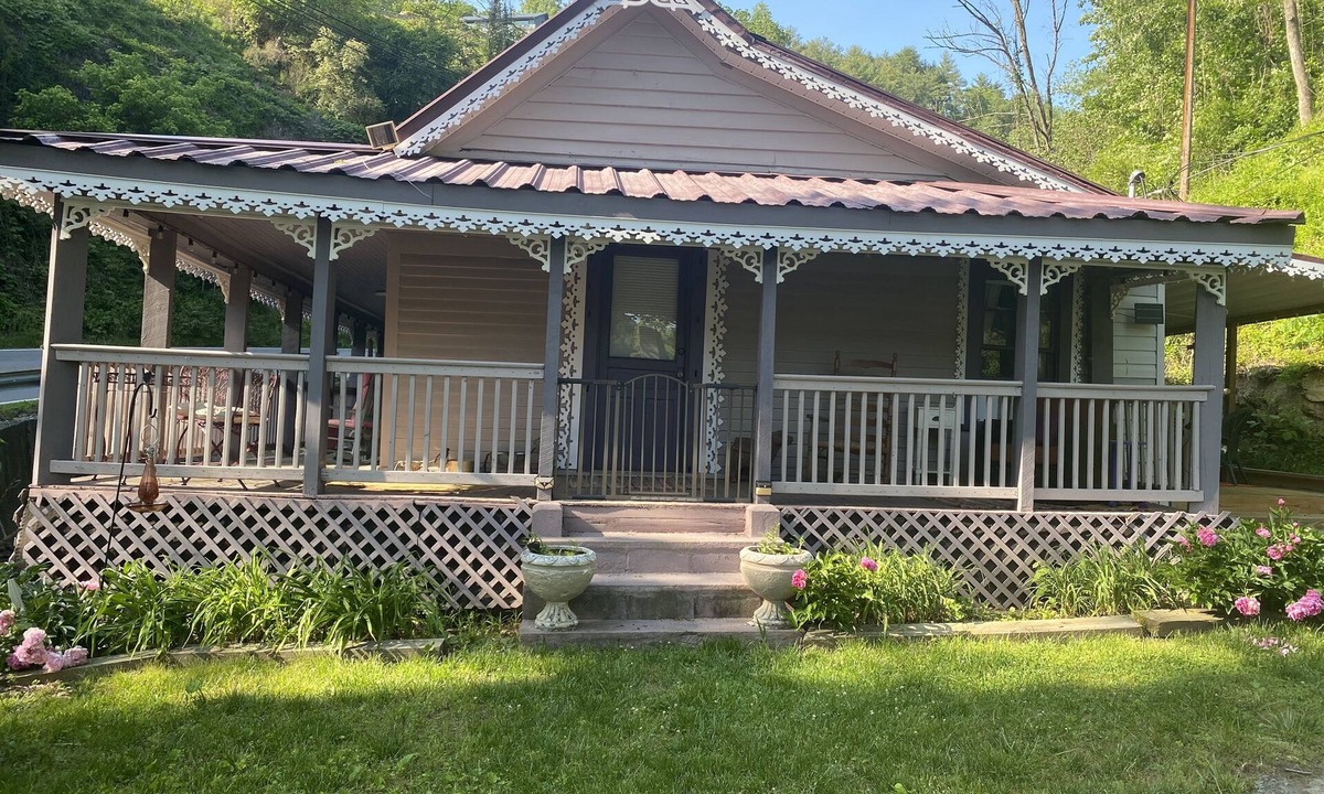 Marshall Cottage | Plum Crooked Poet’s Cottage ~ Once Upon A Time ~ Downtown Marshall