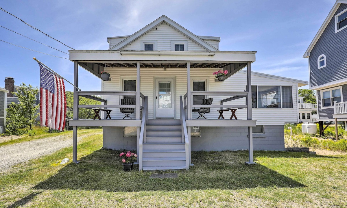 Newbury House | Plum Island Retreat ~ 1-Block Walk to Beach!