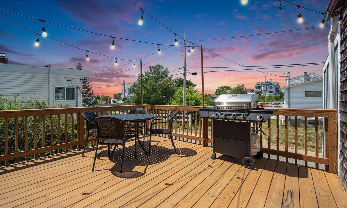 Newburyport House | Plum Puddin | Pet-Friendly | Screened Porch & Deck