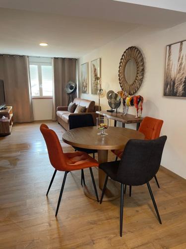 Albi Apartment | Plumes