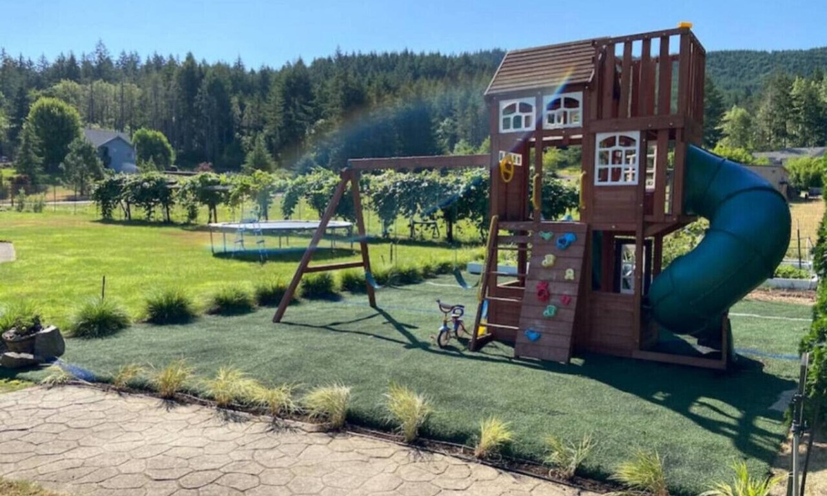 Philomath House | PNW Countryside Estate with Playground and Pickleball court