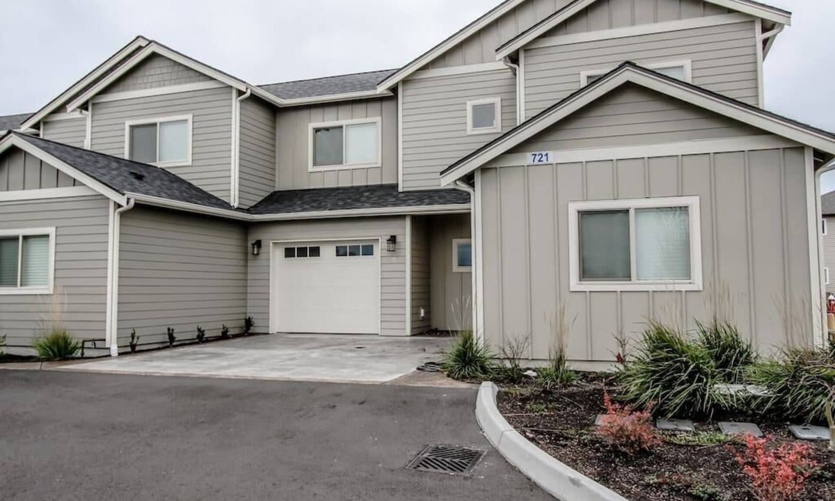 Sedro-Woolley Condo | PNW Modern Town House, Unit A