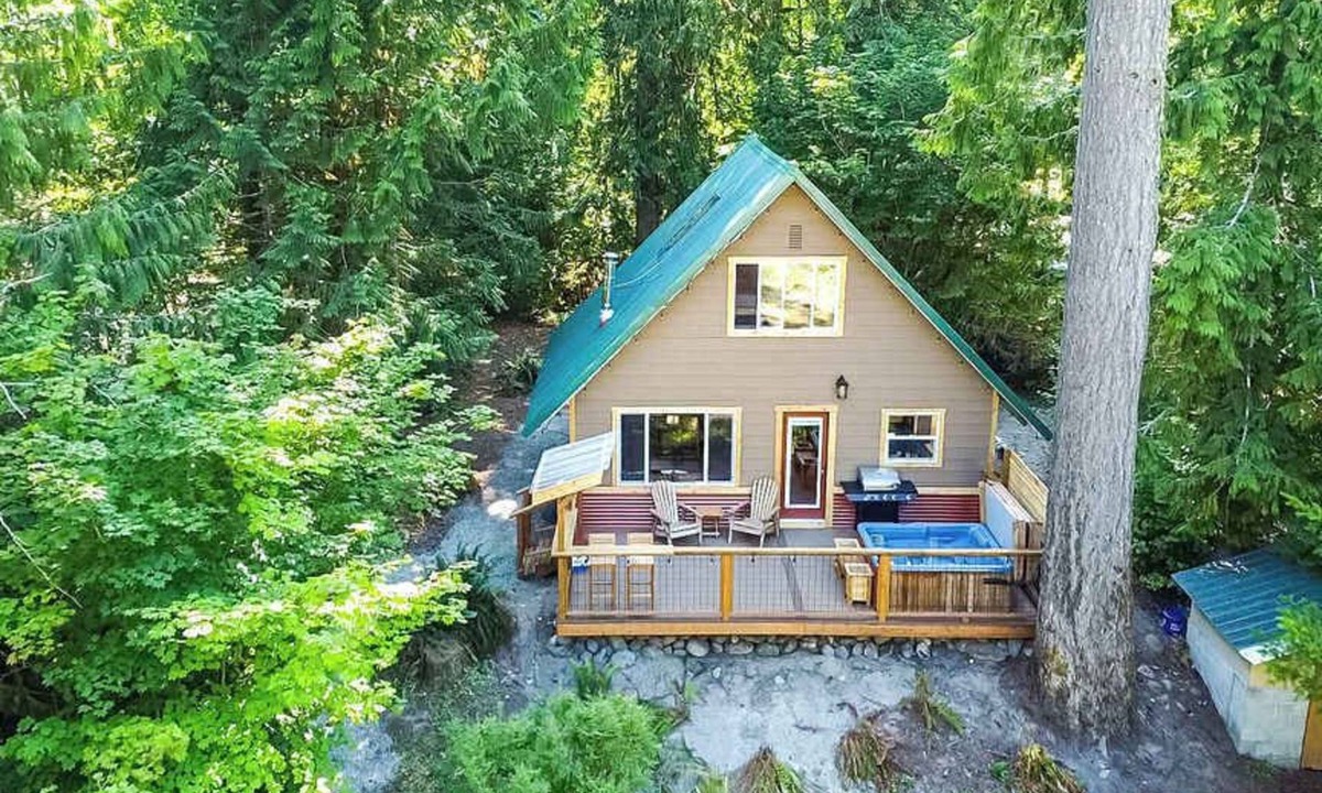 Darrington House | PNW River Cabin Hot Tub Firepit Fireplace