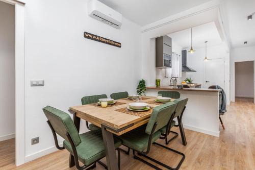 El Poble-sec Apartment | Poble Sec 3BR 2BA Balcony Sleeps 7