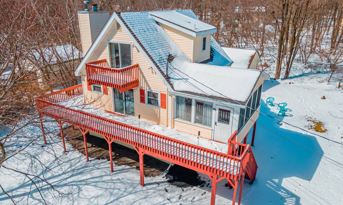 Long Pond Ski Chalet | Pocono Chalet w Hot Tub, Firepit Games & Pool Table