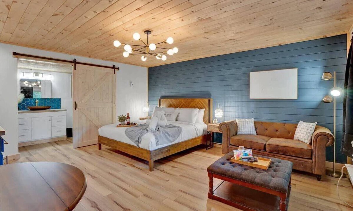 Canadensis House | Pocono Modern | Firepit | Starry Sky | Pets OK