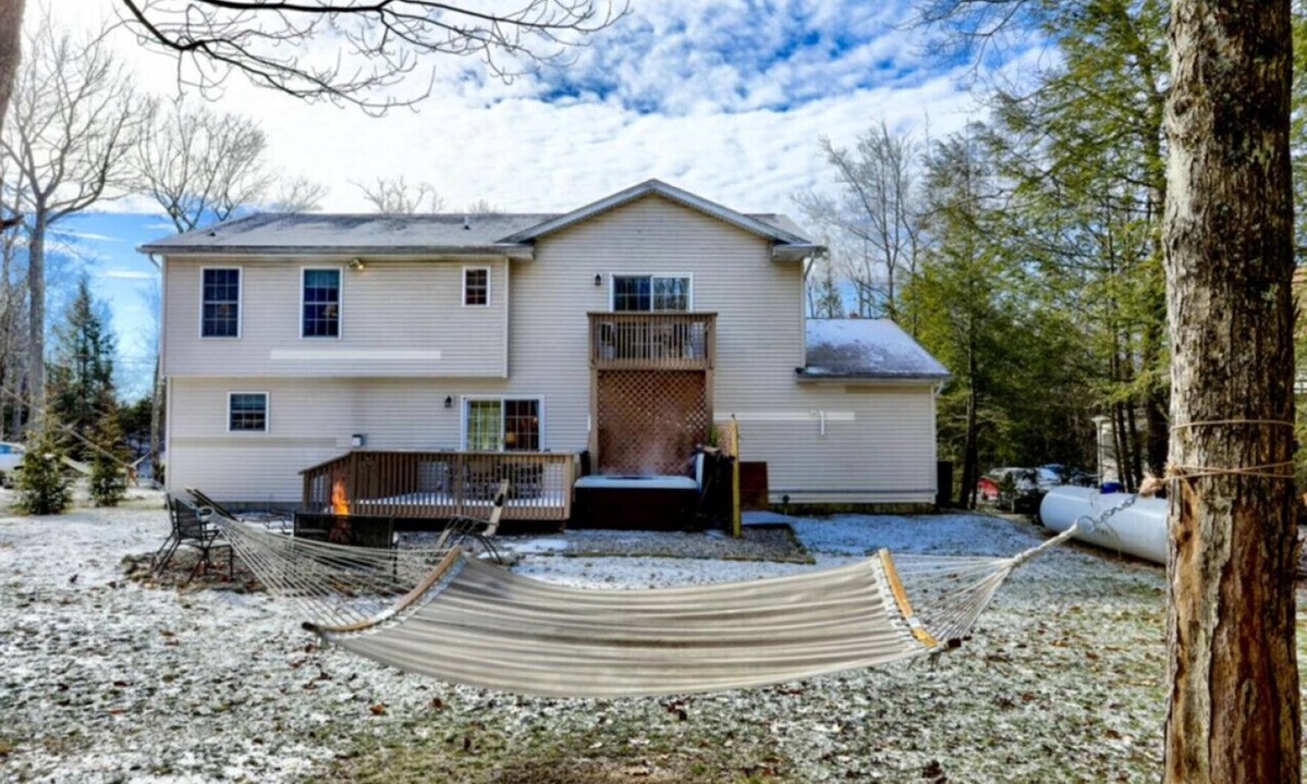 Pocono Summit House | Pocono Ski Trip Getaway with Hot Tub