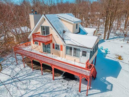 Long Pond Ski Chalet | PoconoChalet-Hot Tub-Grill-Firepit-Games