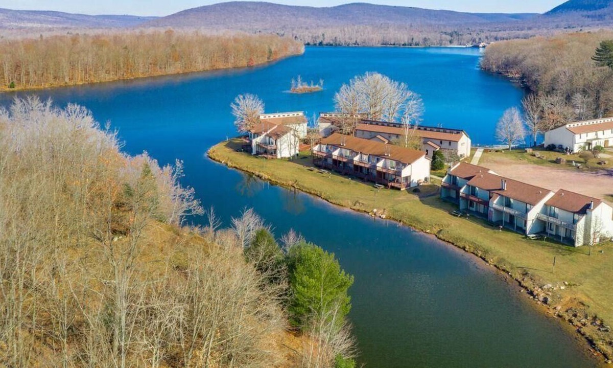 Drums Condo | Poconos 2BR Resort Condo in Beech Mountain Lakes