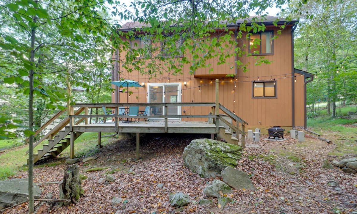 Tobyhanna Cabin | Poconos Cabin: Serene Deck, Fire Pit & Game Room