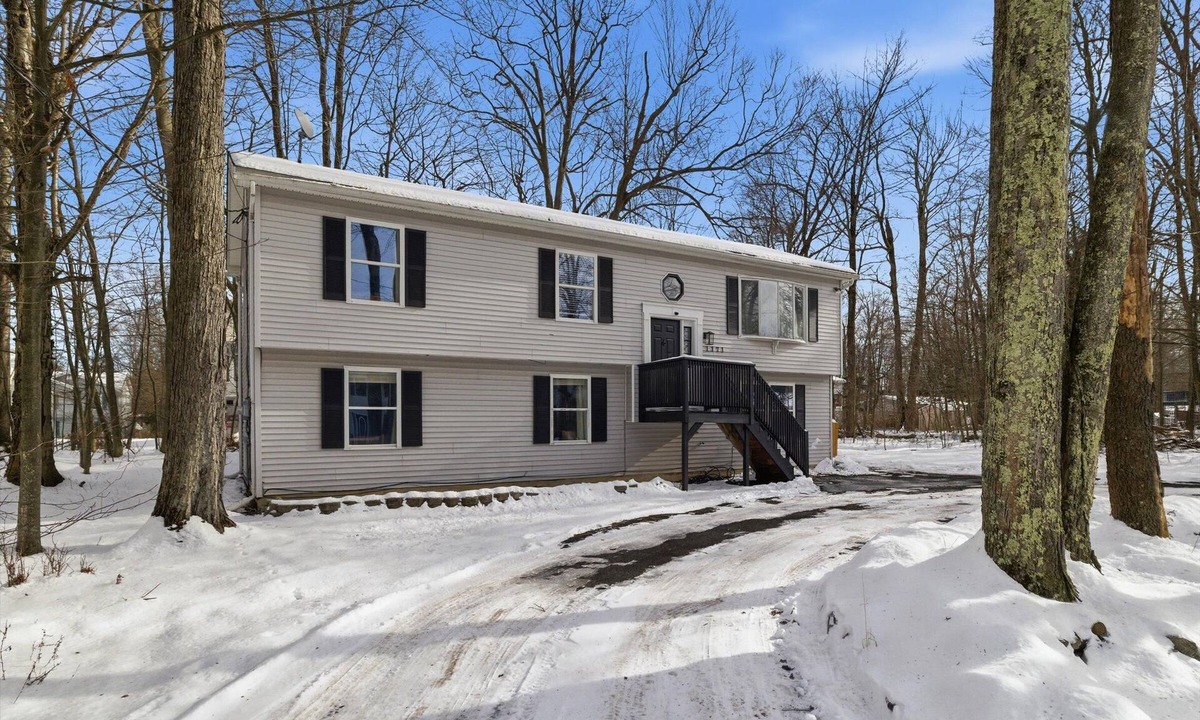 Pocono Summit House | Poconos Escape: Hot Tub & Fun for Groups