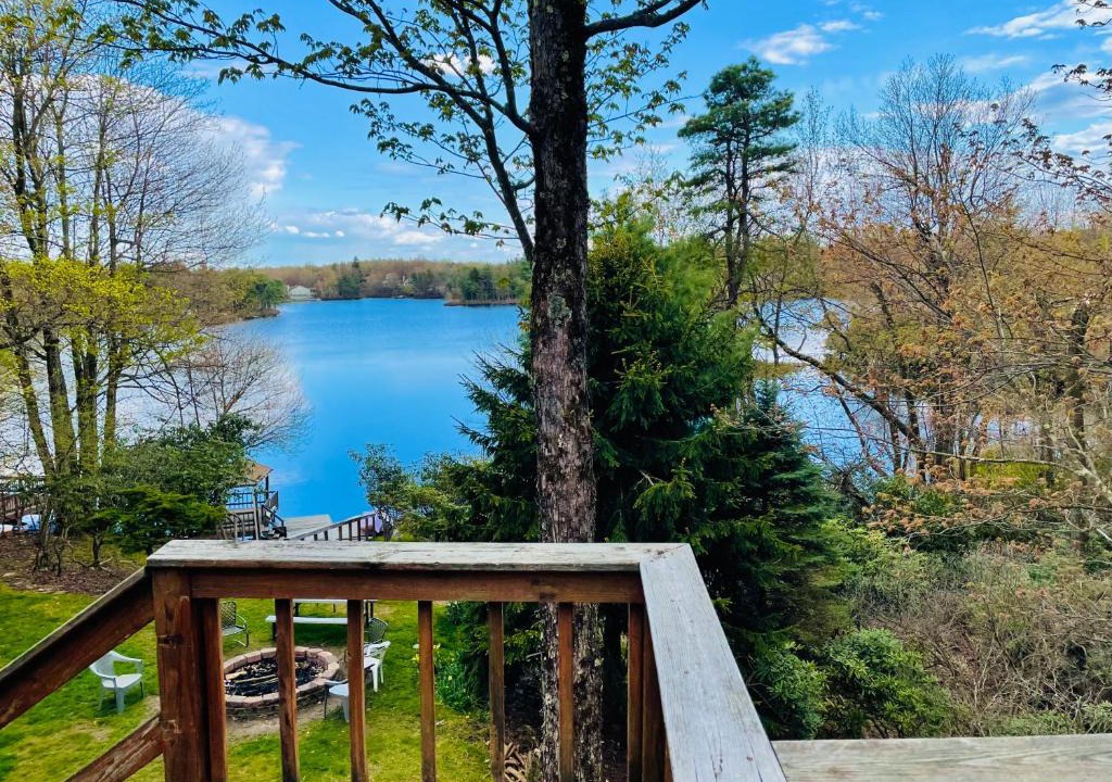 Long Pond House | Poconos Lake House Near Ski Resort
