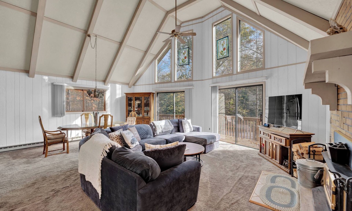 Paupackan Lake House | Poconos Retreat w/Pool and Lake Access