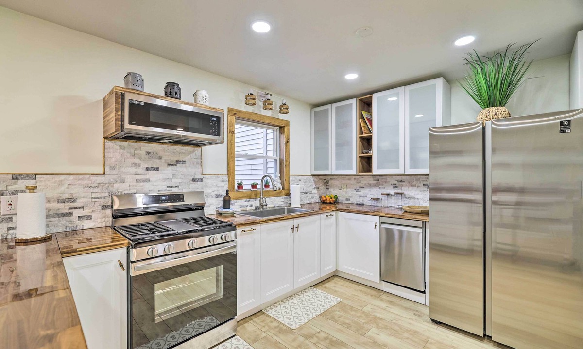 Stroudsburg House | Poconos Vacation Home w/Deck & Fire Pit