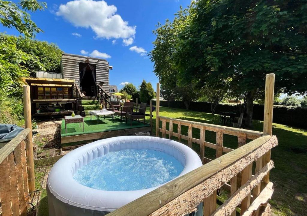 Colombiers-du-Plessis House | Pod - Sleeps 2 - Jacuzzi - Parking - Garden