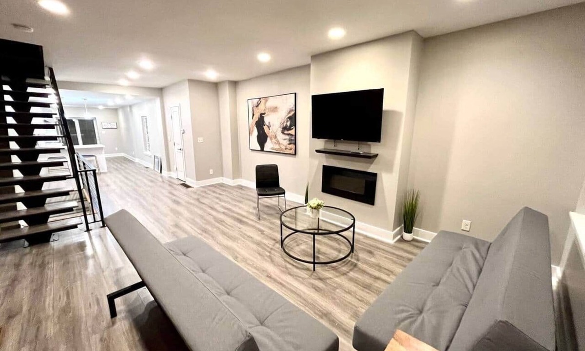 Point Breeze House | Point breeze, full house, 4 room,back yard.