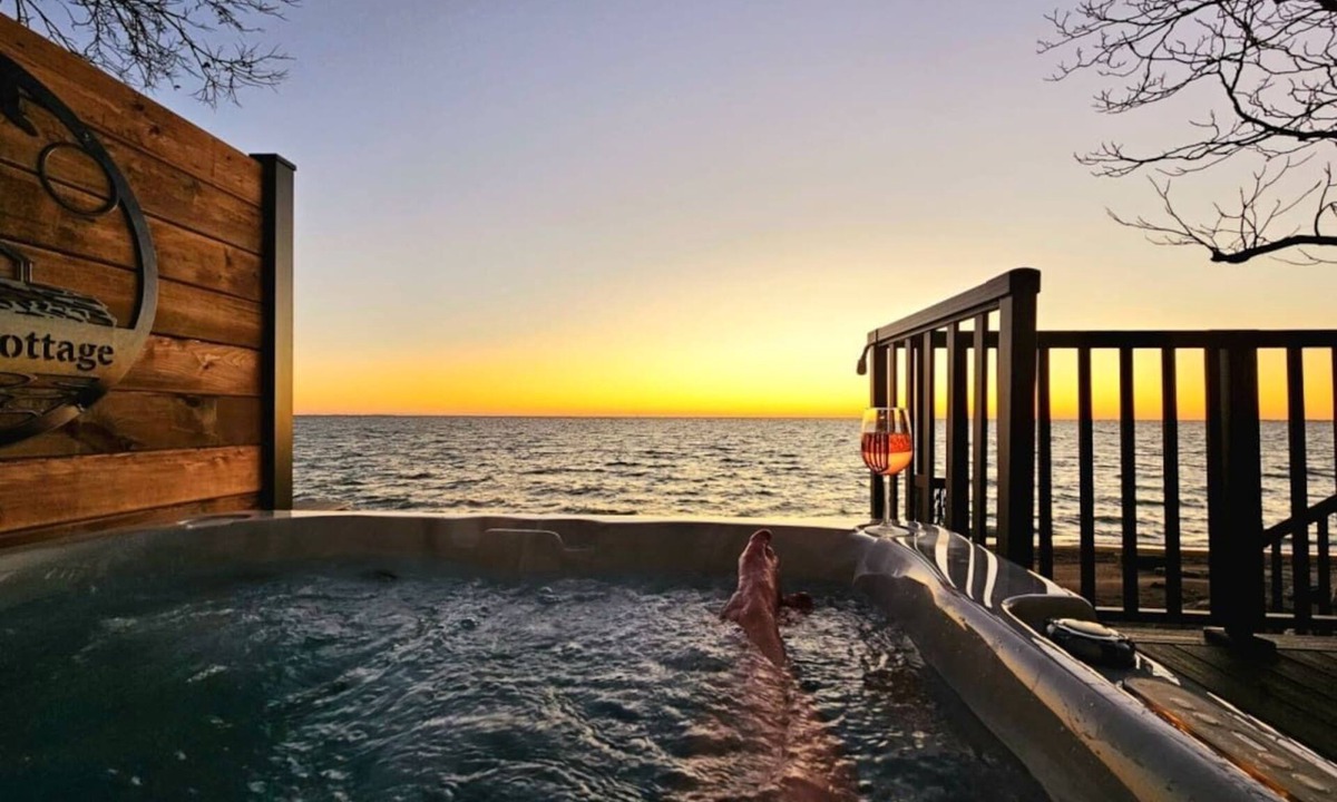 Leamington Cottage | Point Pelee Beach Access | Hot Tub + Sunset Views