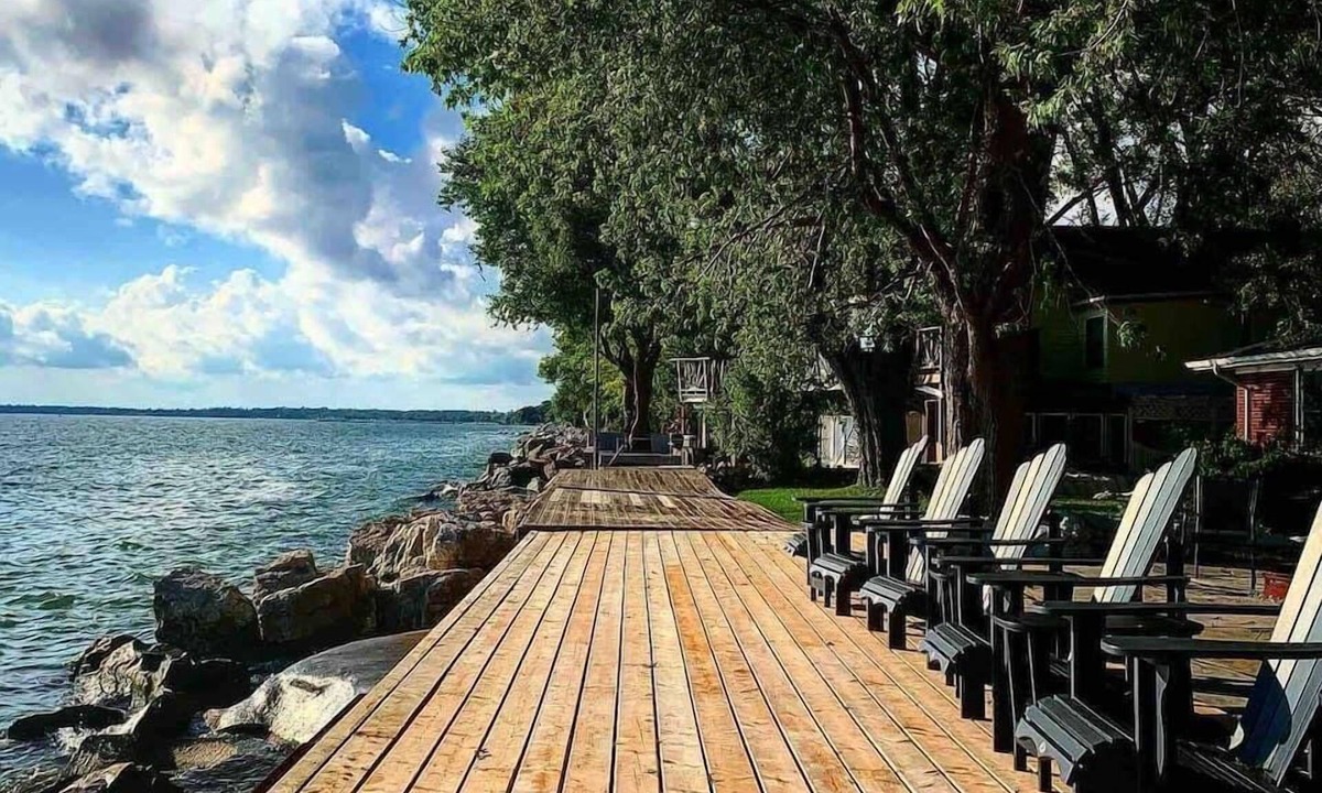Leamington Cottage | Point Pelee Water Access + Fire Pit | Sleeps 8