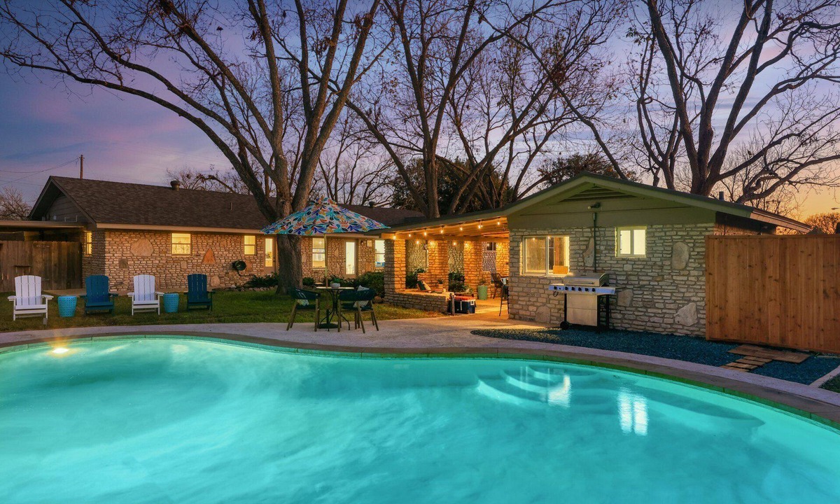 Walnut Place House | Poker Paradise & Pool Cabana - 15 min to Downtown Austin