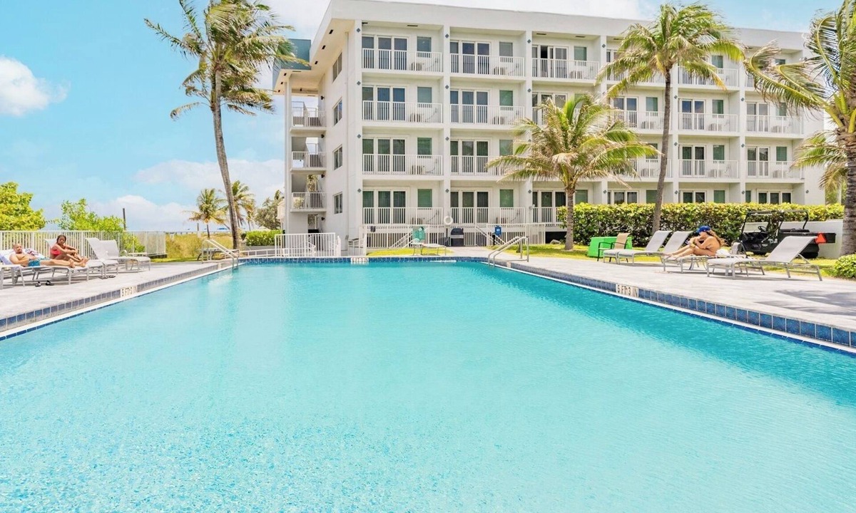 Pompano Beach Resort | Pompano Beach | Relaxed Cabana Stay | Pool + Beach