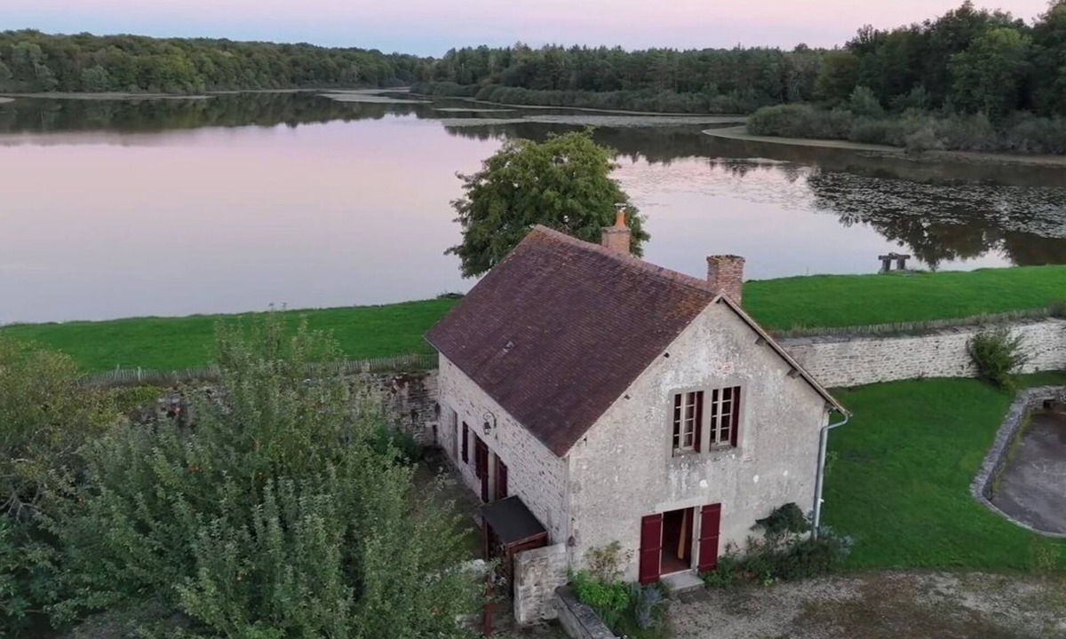 Toury-sur-Jour Cottage | Pond, Forest, boat