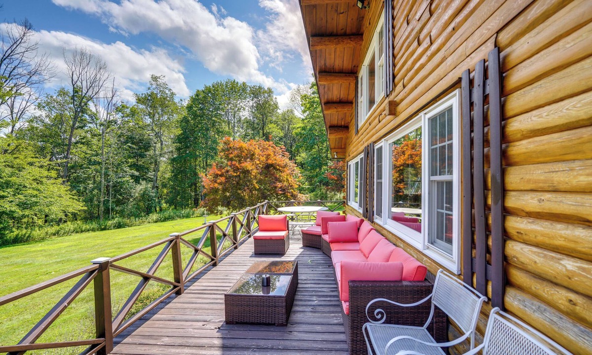 Glendale Cabin | Pond & Hot Tub! Airy Hudson Valley Escape