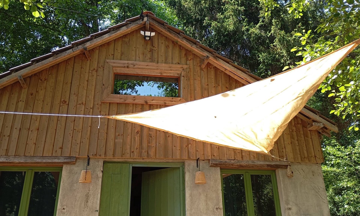 Mauregny-en-Haye Cabin | Pond-side cabin