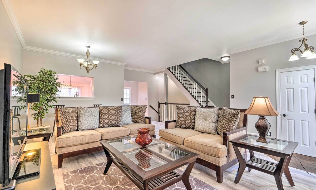 Neabsco House | Pond-View Deck + Pool Table: Woodbridge Haven!