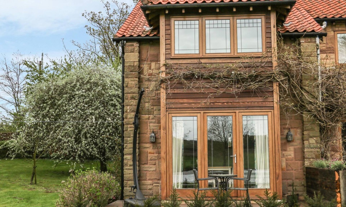 Cuckney Cottage | Pond View