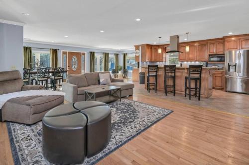 Columbia House | Pond View Retreat Spacious 3BR