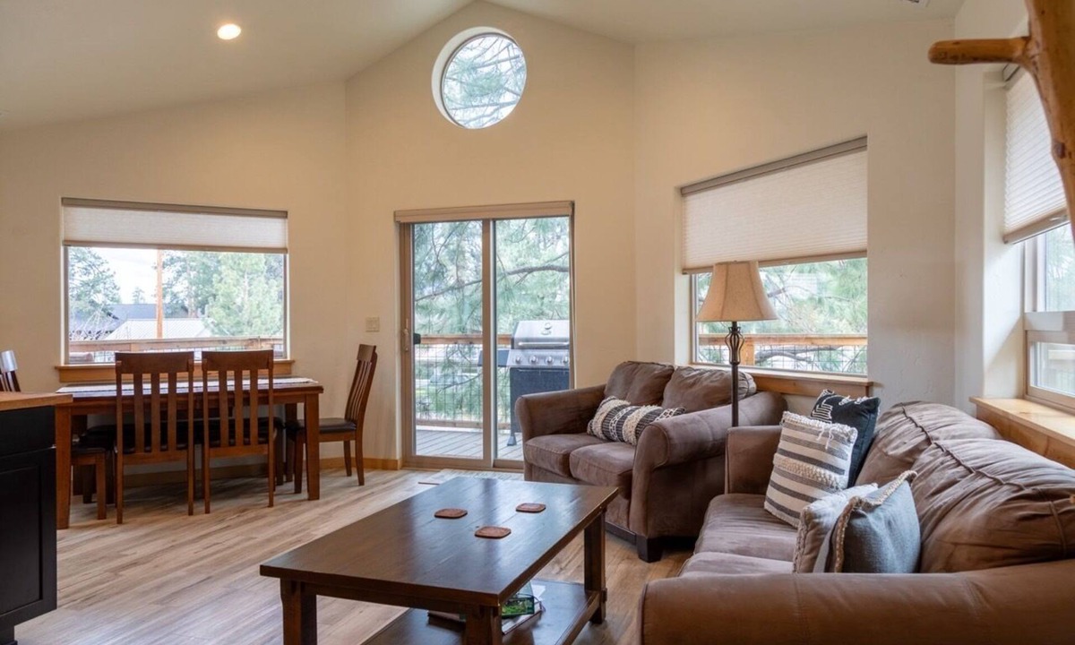 Sisters House | Ponderosa 2 bdrm 2 bth | Walk to Sisters