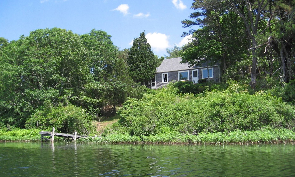 North Chatham Cottage | Pondfront cottage on Stillwater Pond