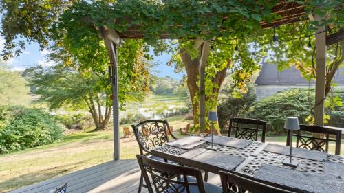 Charlestown House | Pondfront Retreat Near Beaches