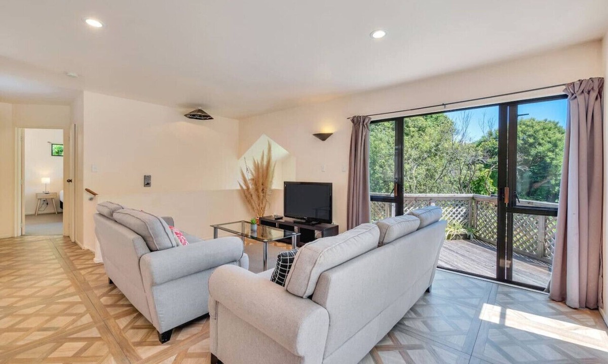 Ponsonby House | Ponsonby Gardens with deck and parking