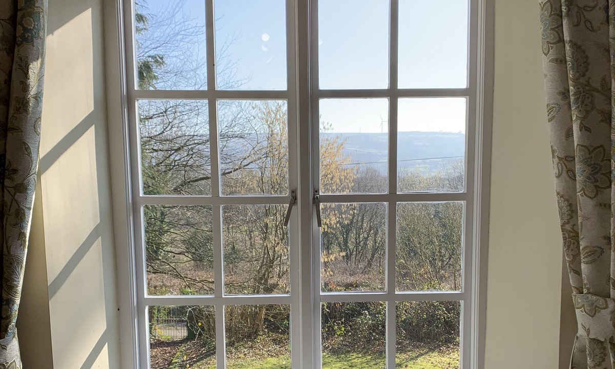 Ammanford Bed & Breakfast | Pontyclerc Farm House B&B