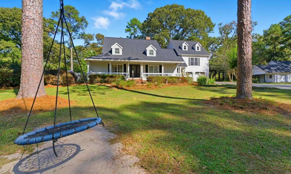 Hattiesburg House | Pool, 8 bedrooms, lakefront, updated kitchen