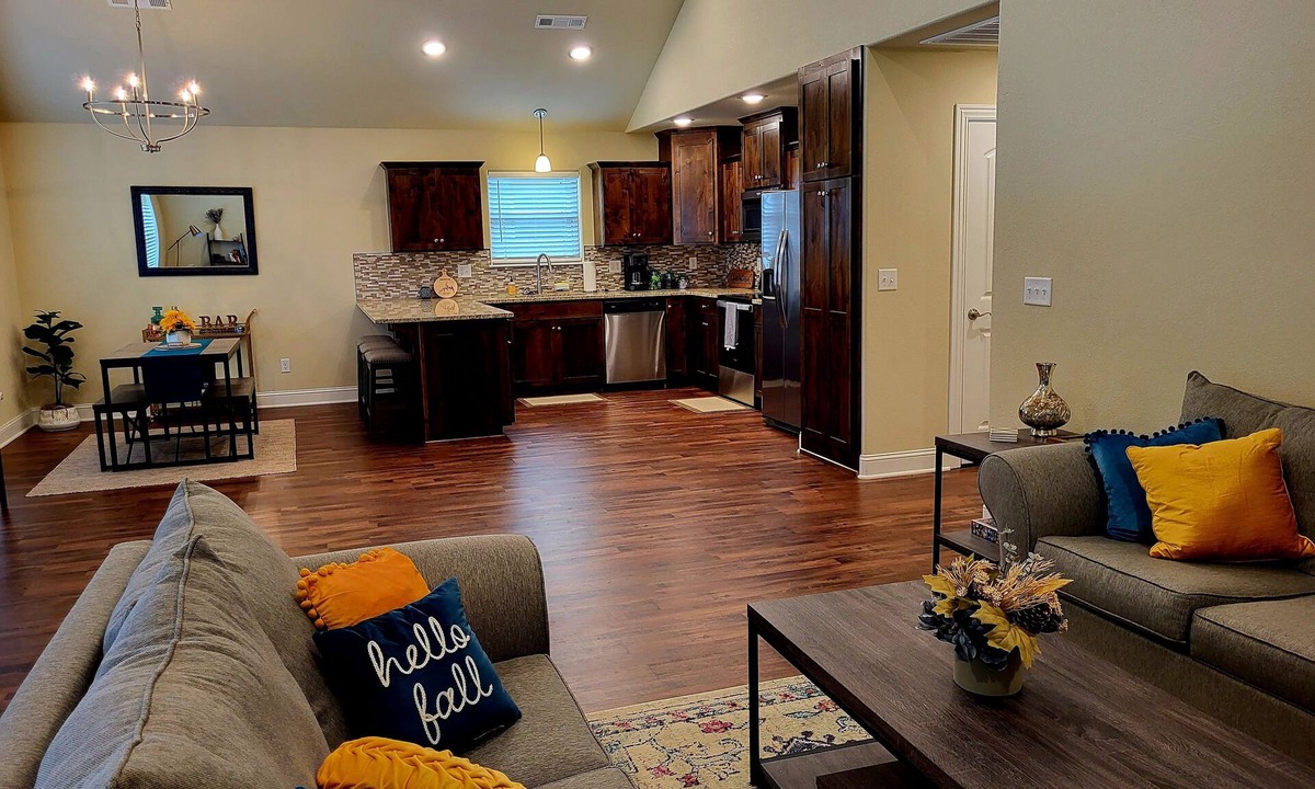 Holiday Island House | Pool Access and Pet Friendly Bungalow close to Eureka Springs!
