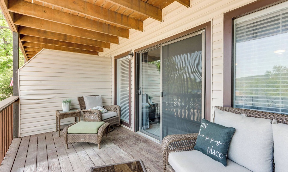 Osage Beach Apartment | Pool Access & Lake View: Osage Beach Condo!