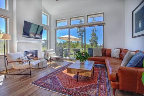 Rendezvous House | Pool Access & Mtn View! Luxe WP Cabin, Near Trails